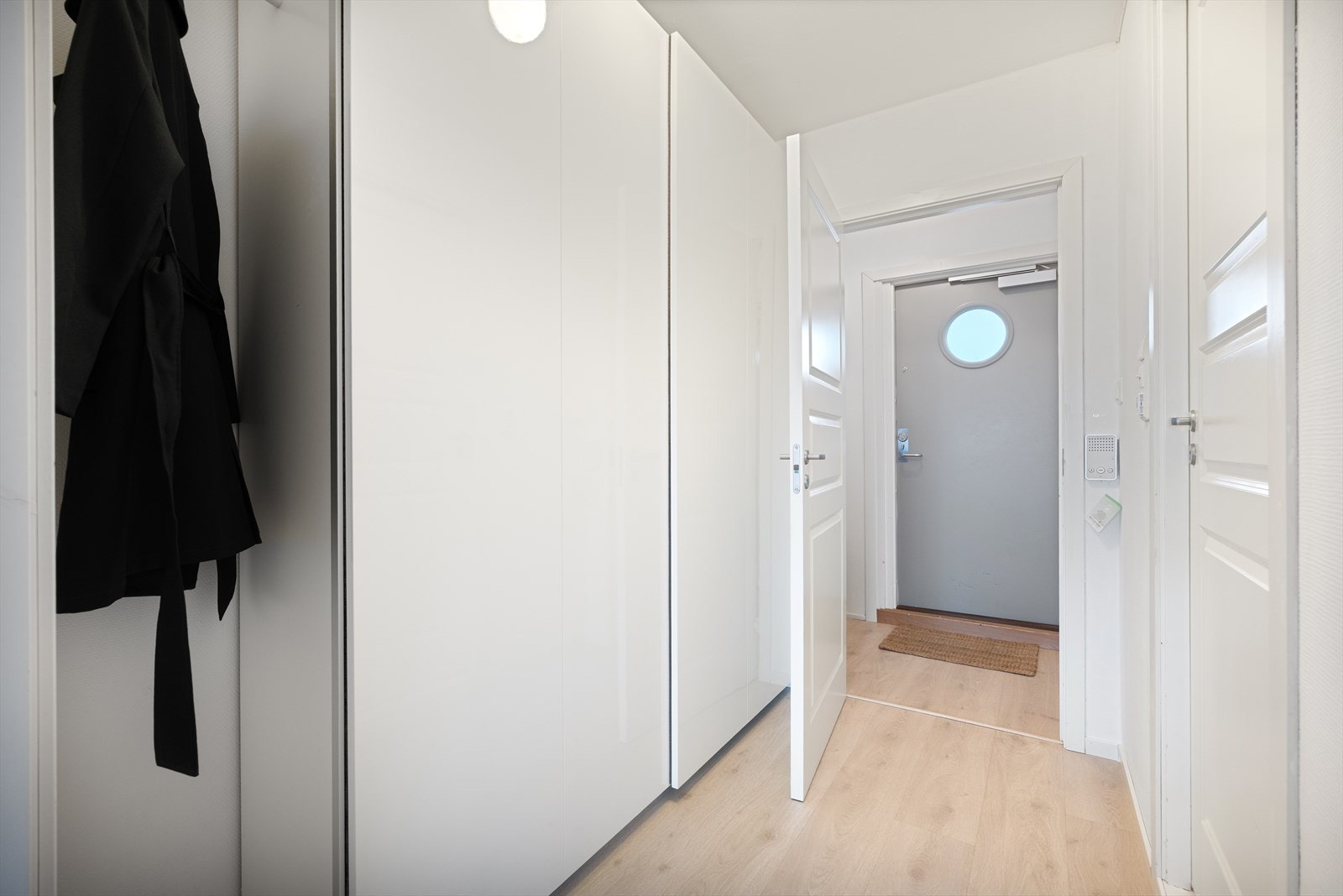 Leiligheten har både vindfang og gang som er etablert med praktiske garderobe og oppbevarings løsninger Galleribilde