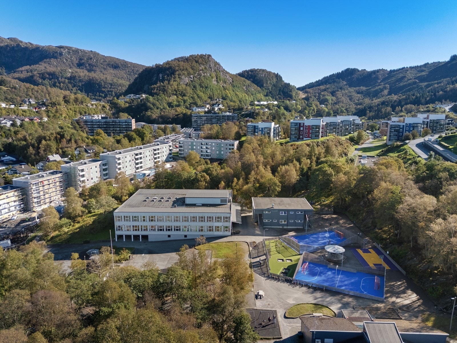 For korte men likevel utfordrende turer kan en gå opp Toppenipa som ligger rett bak blokken Galleribilde