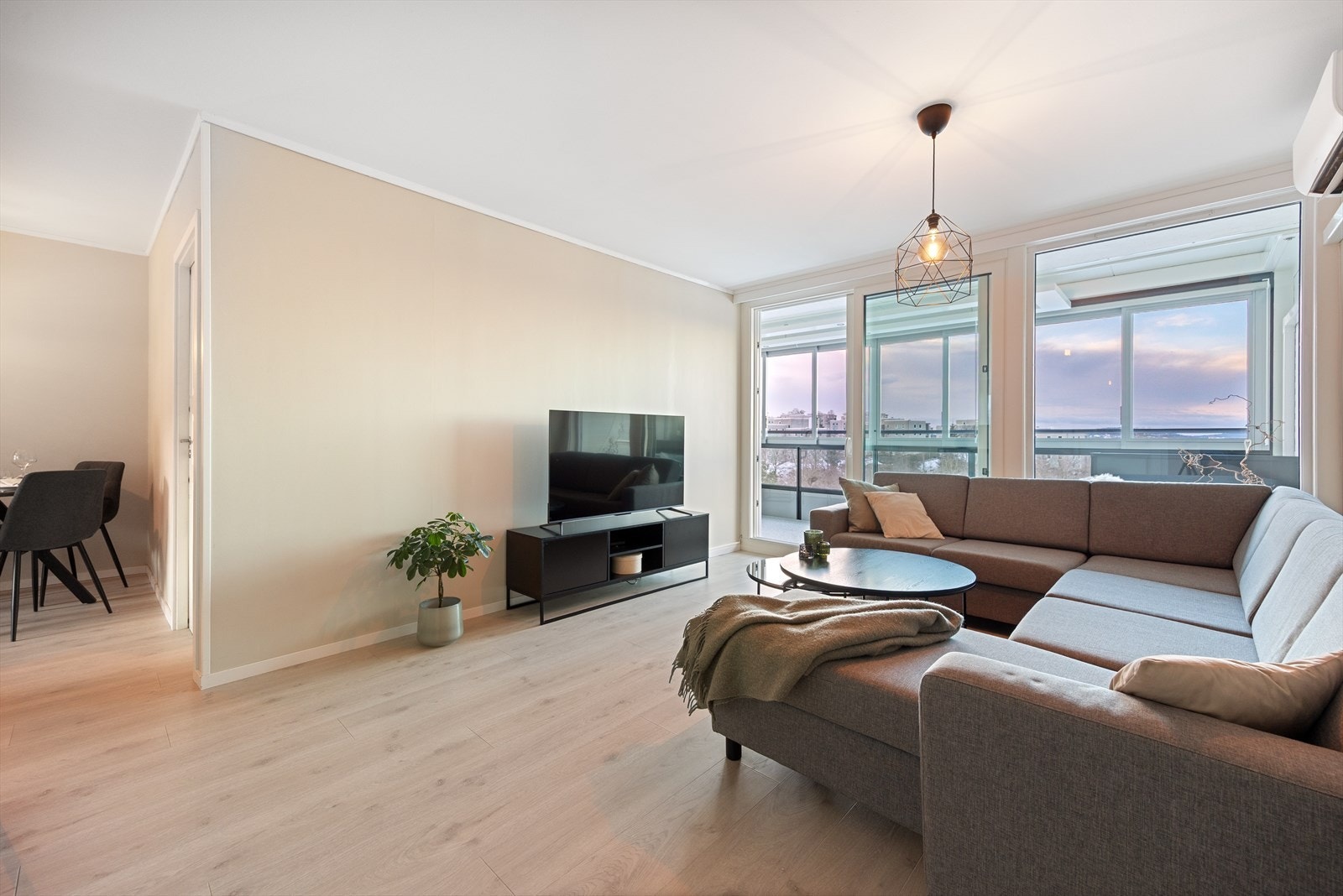 I 2024 fikk alle leilighetene nye, innglassede balkonger som fungerer som en forlengelse av stuen Galleribilde