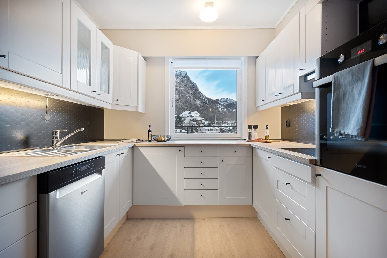 Hestesko innredning fra IKEA som byr på gode arbeidsflater. Alle hvitevarer på kjøkken vil følge handelen Galleribilde