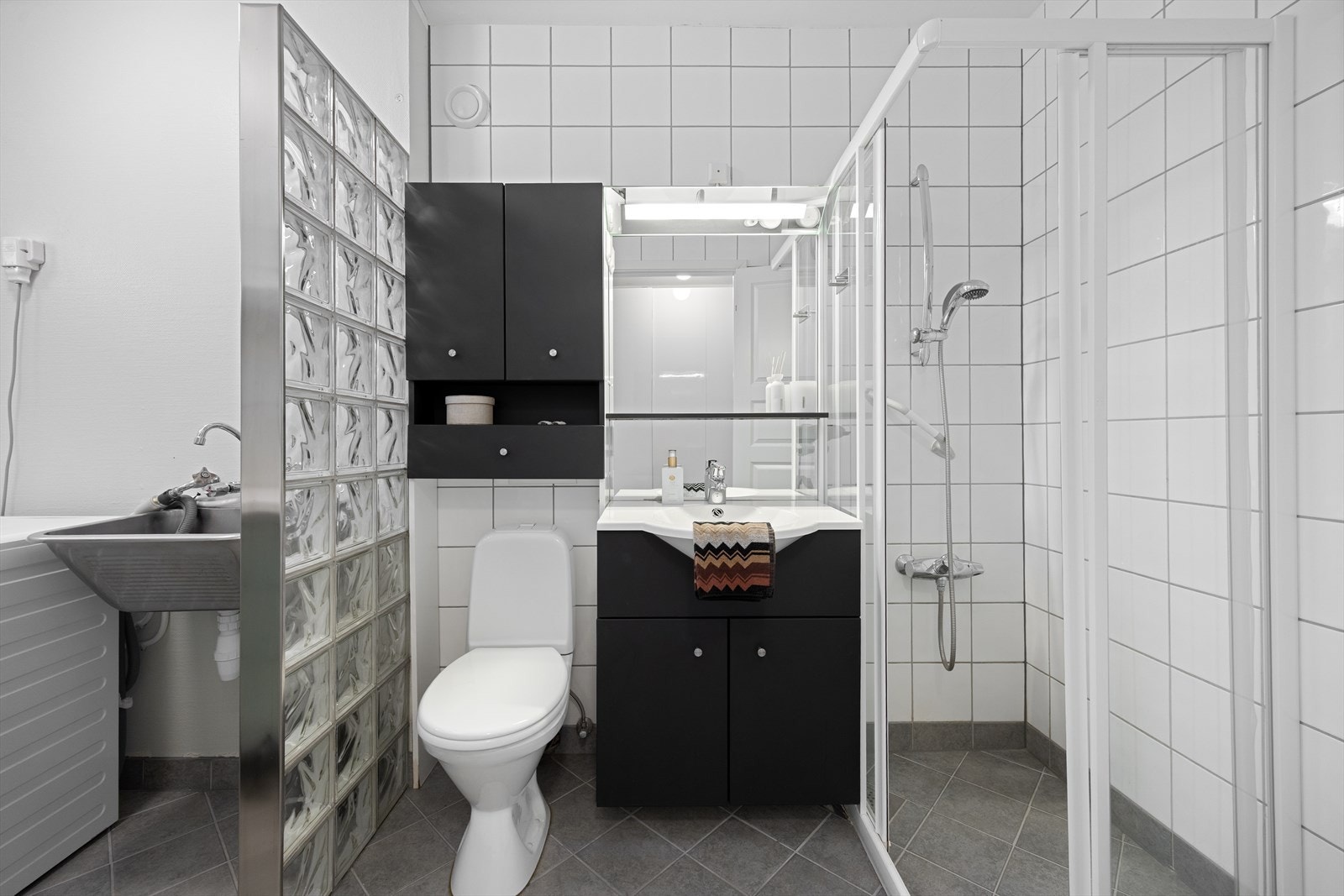 Bad med fliser på gulv og vegger. Varmekabler i gulv Galleribilde