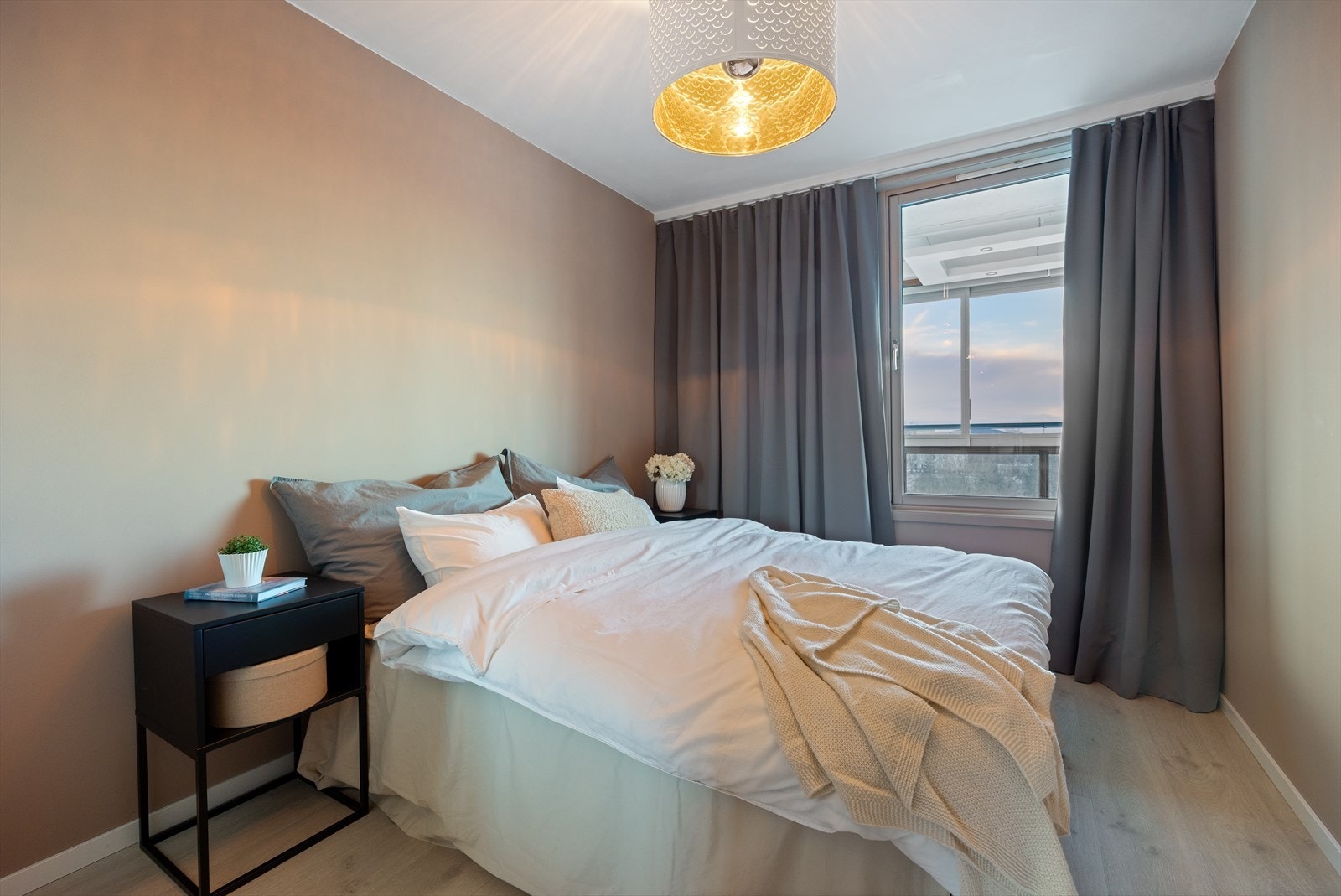 Stort soverom med plass til dobbeltseng, nattbord og garderobe Galleribilde