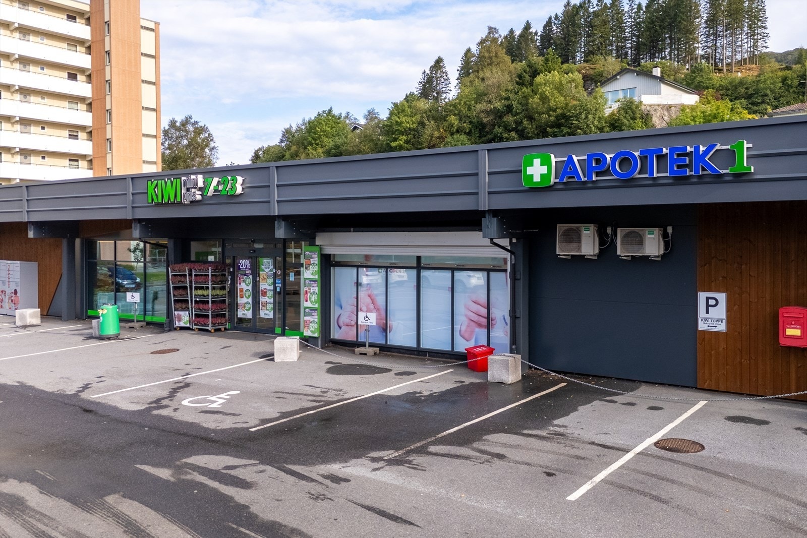 Butikk finner du et par stenkast unna, og her er det også busstopp med tilknytning til 3'er bussen. Galleribilde