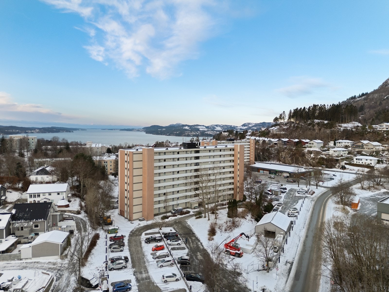 Toppe borettslag er med sine 521 enheter Norges 4. største borettslag og har en meget praktisk plassering på Mjølkeråen Galleribilde