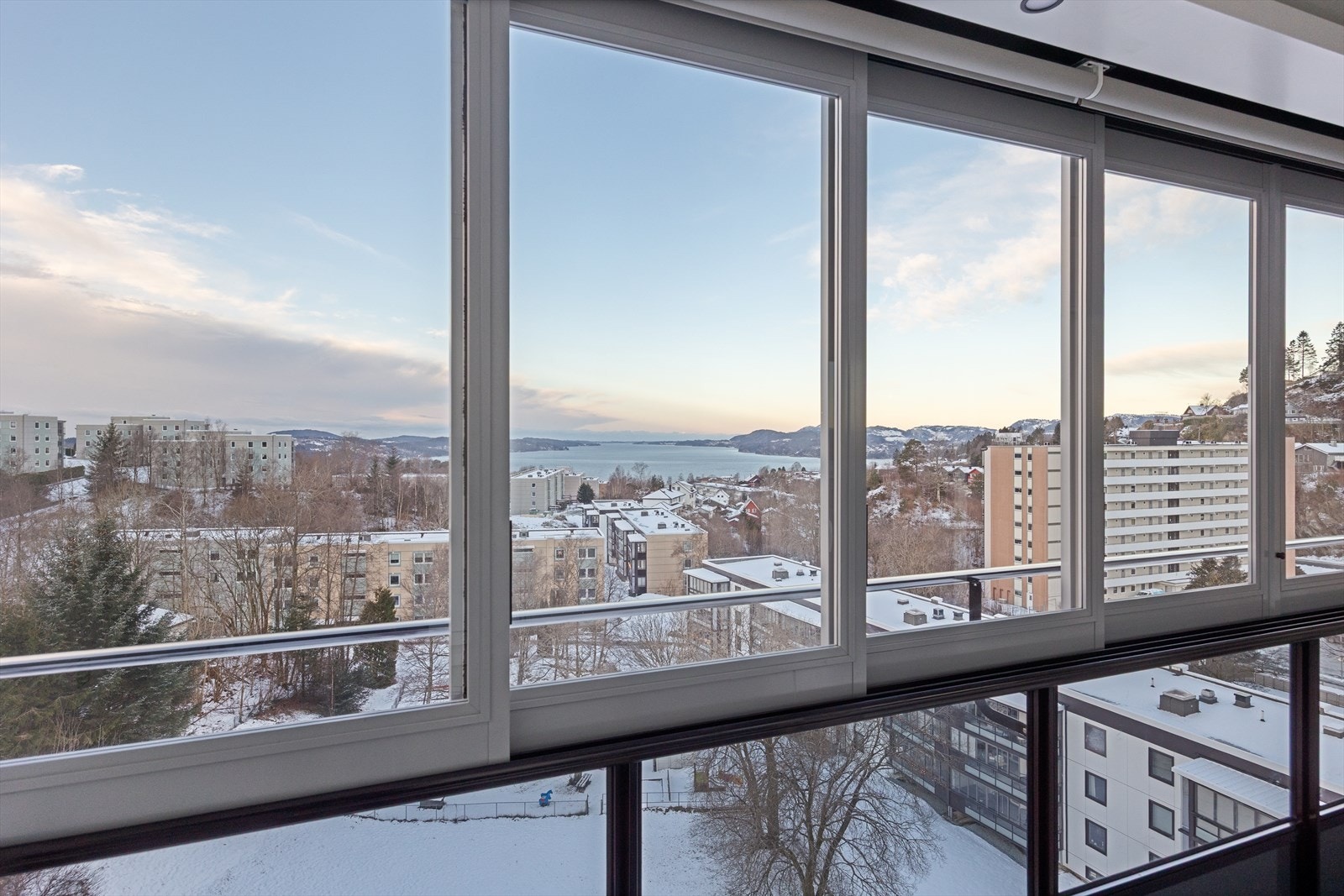 Kan fint brukes året rundt. Vinduene kan lukkes og skyves Galleribilde