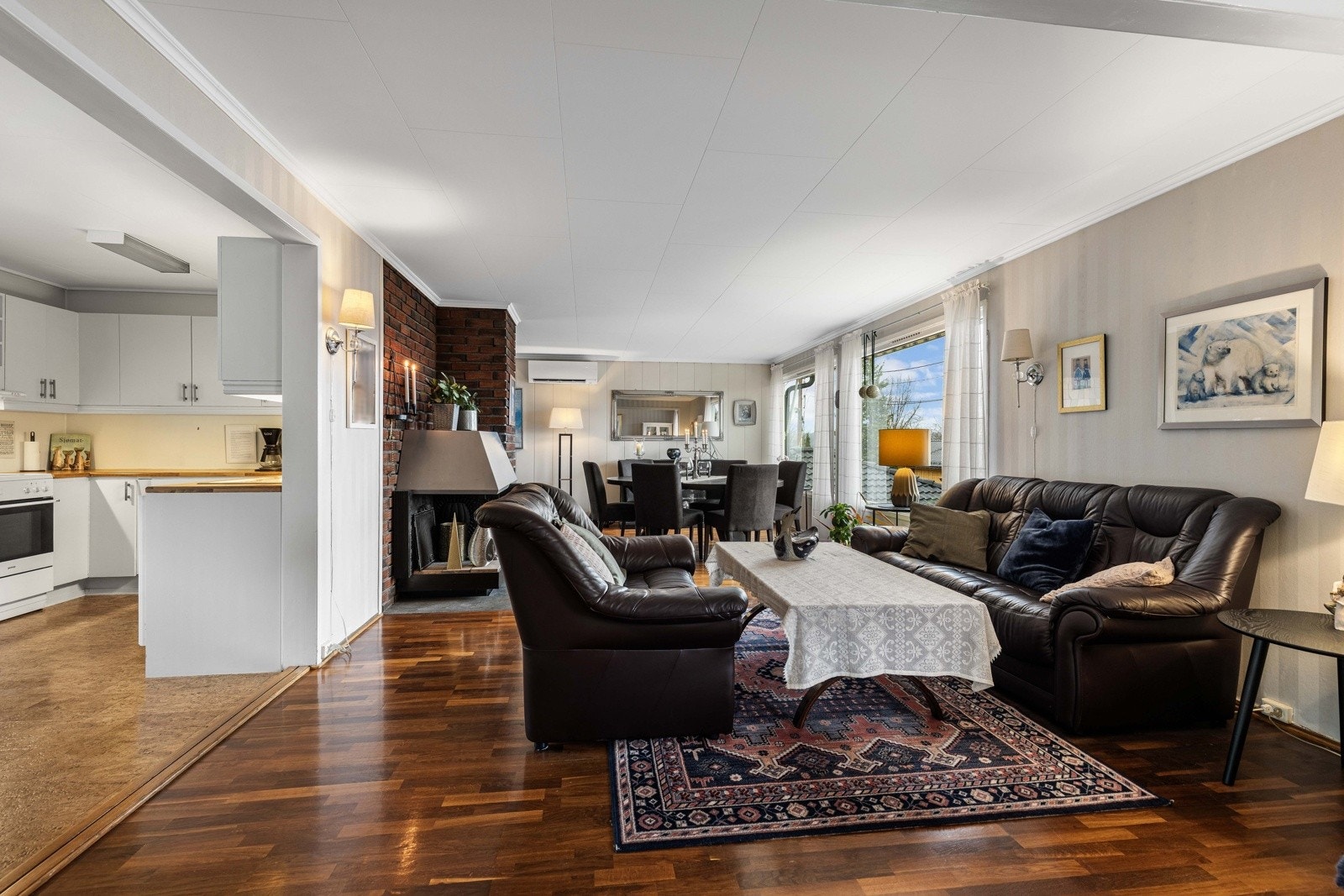 Rommet har gode møbleringsmuligheter, med plass til både stor sofagruppe og spisebord. Galleribilde