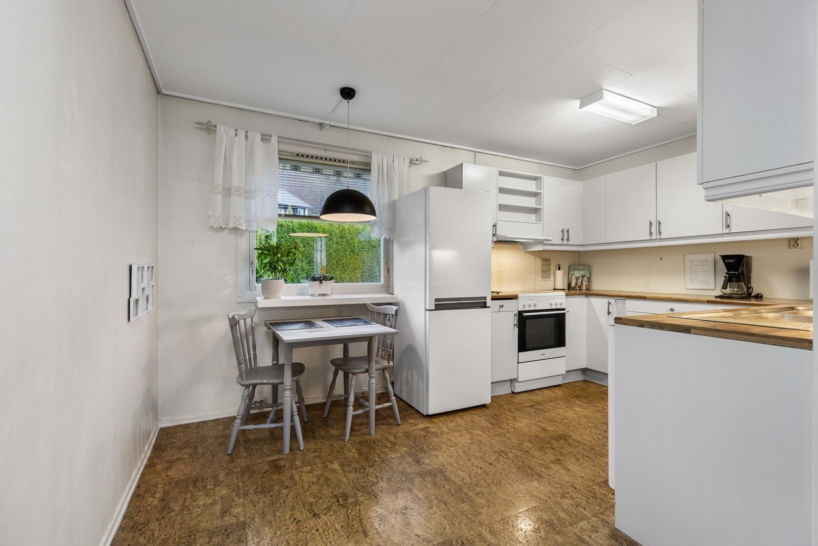 Kjøkkenet ligger i eget rom og har plass til et hyggelig frokostbord. Galleribilde