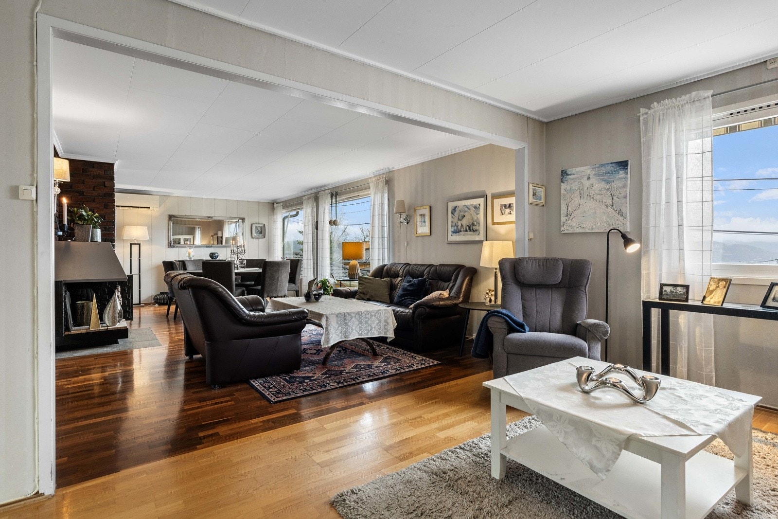 I stuen er det en flott peis bidrar til en varm og hyggelig atmosfære. Galleribilde