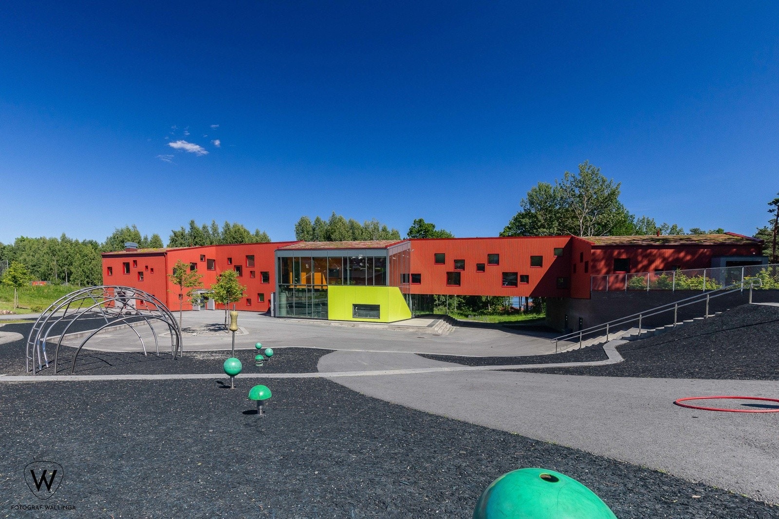 Området har både barneskole og flere barnehager innen kort gangavstand. Galleribilde