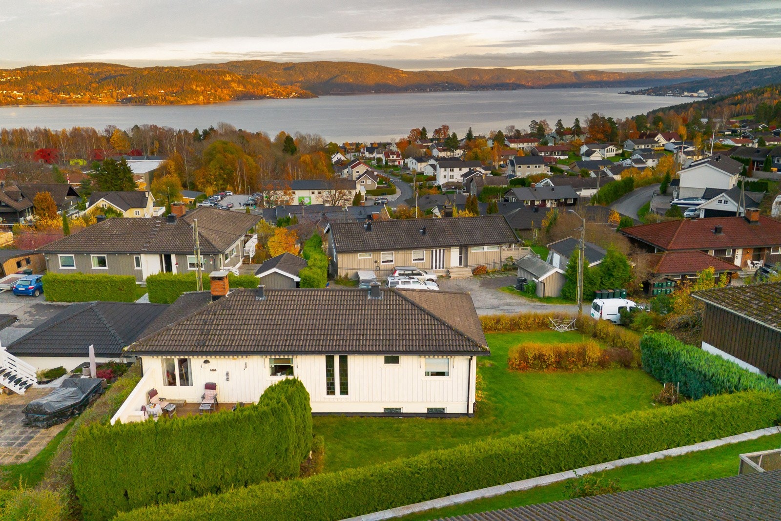 neboligen ligger noe opp i høyden i en rolig blindvei, i et barnevennlig og svært attraktivt boligområde på Åskollen i Drammen. Galleribilde