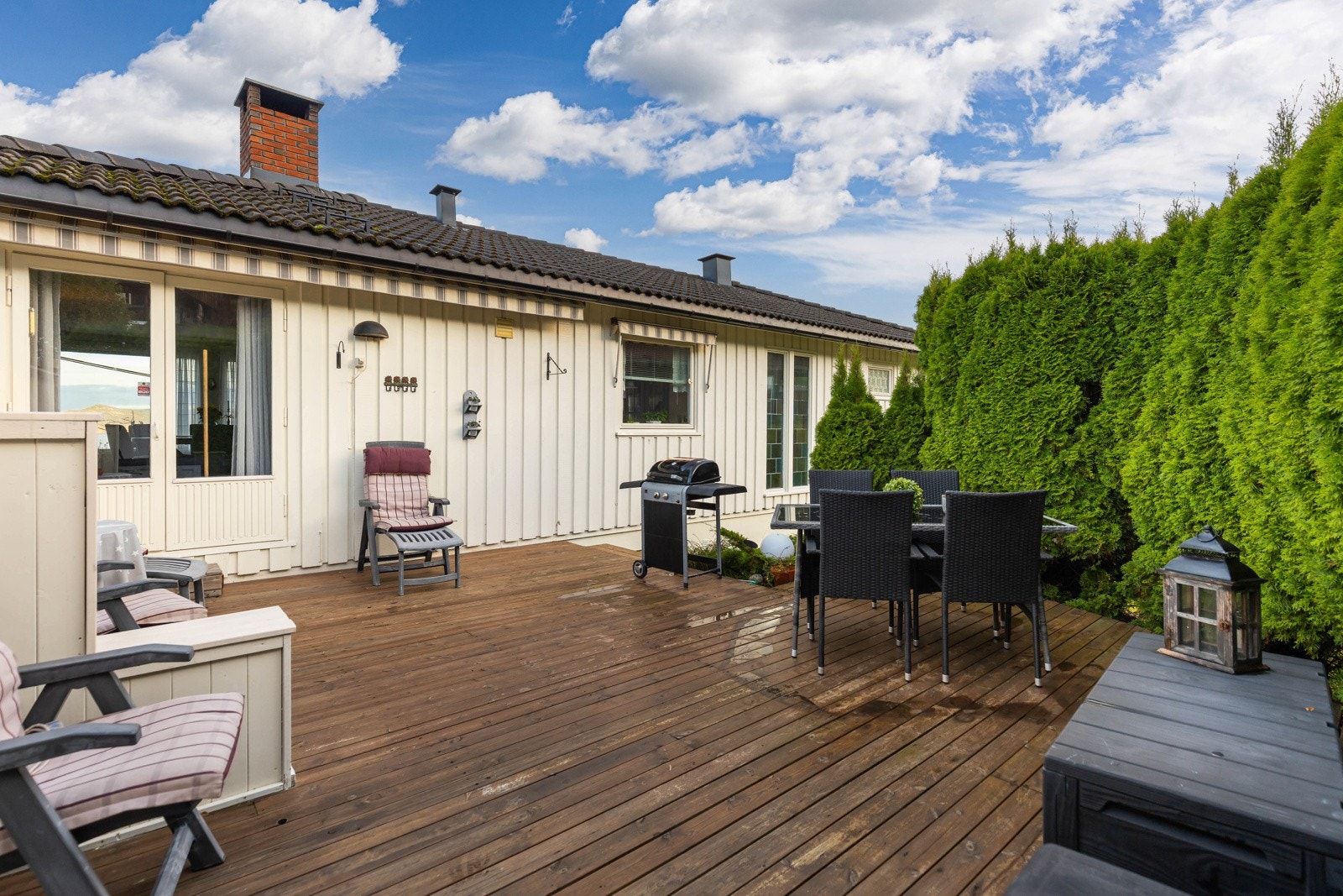 Fra stuen er det utgang til en stor, sydvestvendt terrasse på ca. 26 kvm, med plass til loungemøbler, utebord og grill. Galleribilde