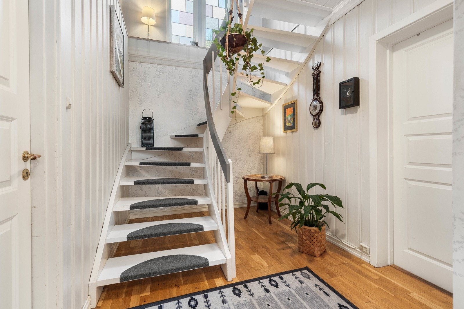 Hoveddelens trapperom, gir direkte tilgang til to romslige innvendige boder samt et vaskerom. Galleribilde