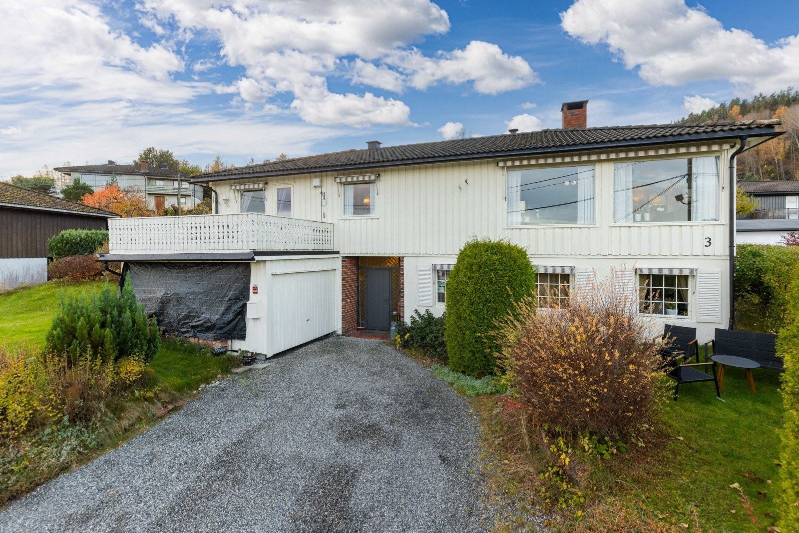 Boligen byr på romslige oppholdsrom, en funksjonell planløsning og flere muligheter for både familien og den som ønsker utleie. Galleribilde