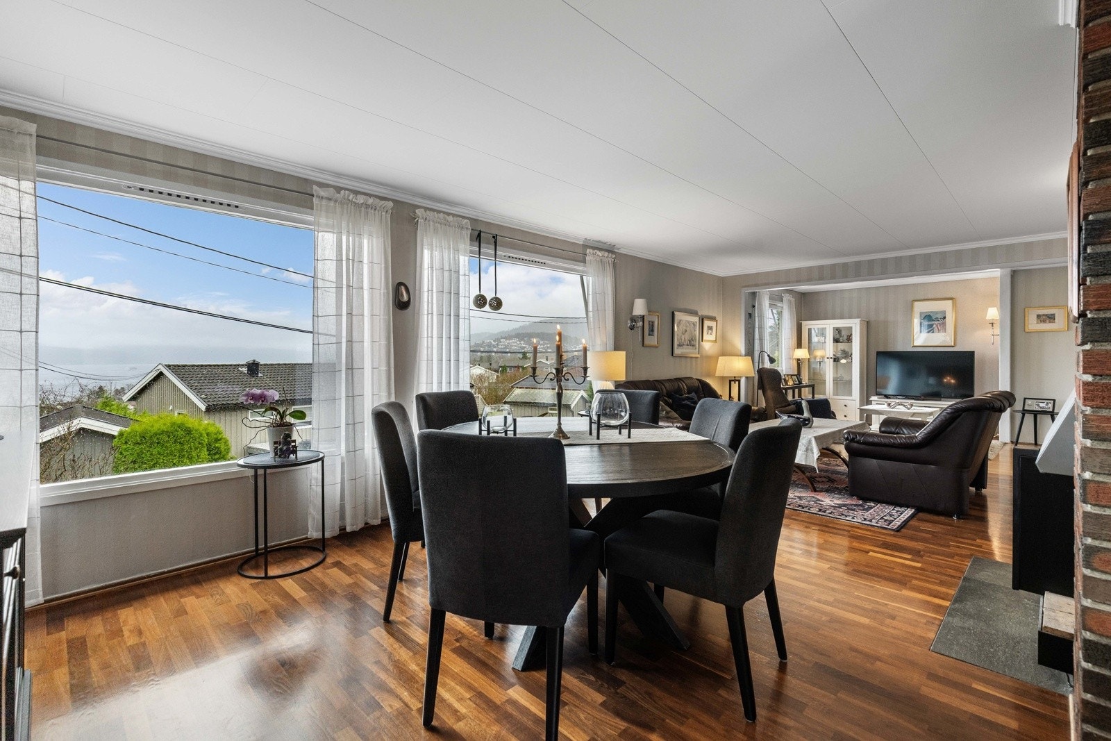 Stuen er et lyst og romslig oppholdsrom med store vindusflater som slipper inn rikelig med naturlig lys. Galleribilde