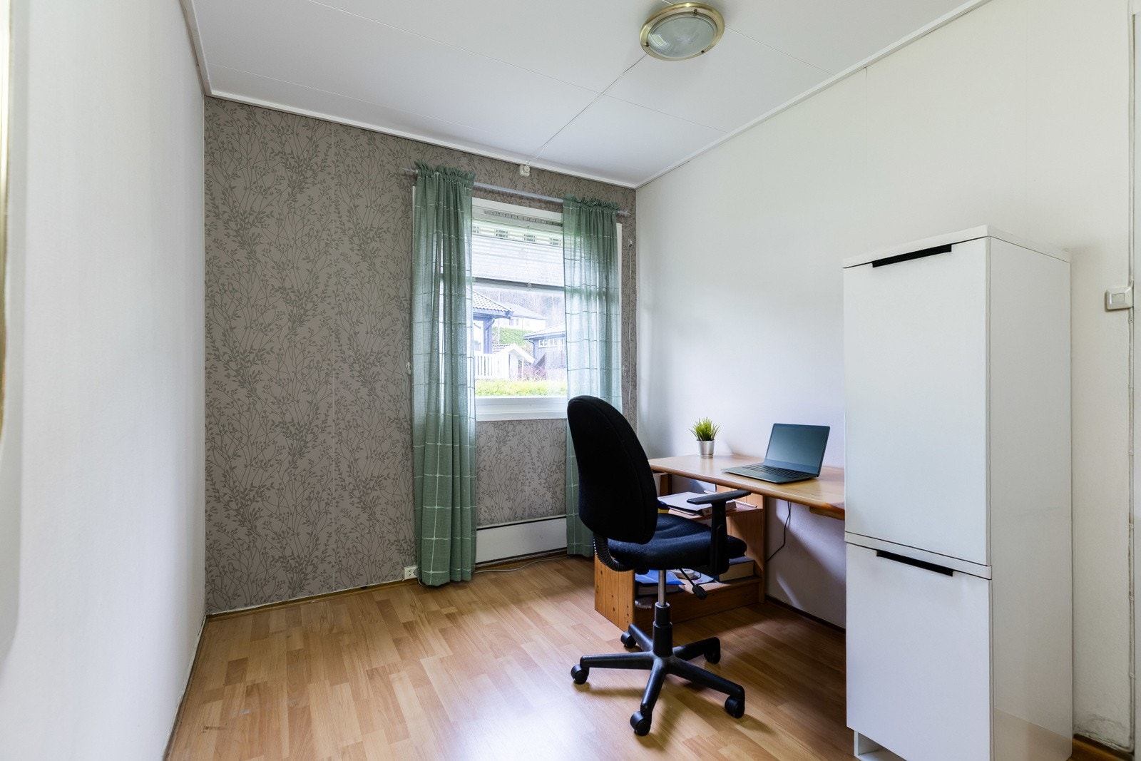 Soverom II i hoveddelen er også romslig, med plass til seng, nattbord og garderobeskap - ideelt som barnerom, gjesterom eller kontor. Galleribilde