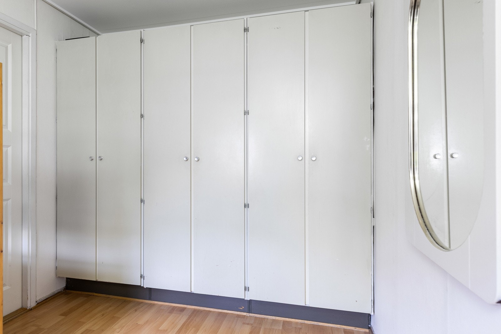 Innredet med stort garderobeskap som gir rikelig med oppbevaringsplass. Galleribilde