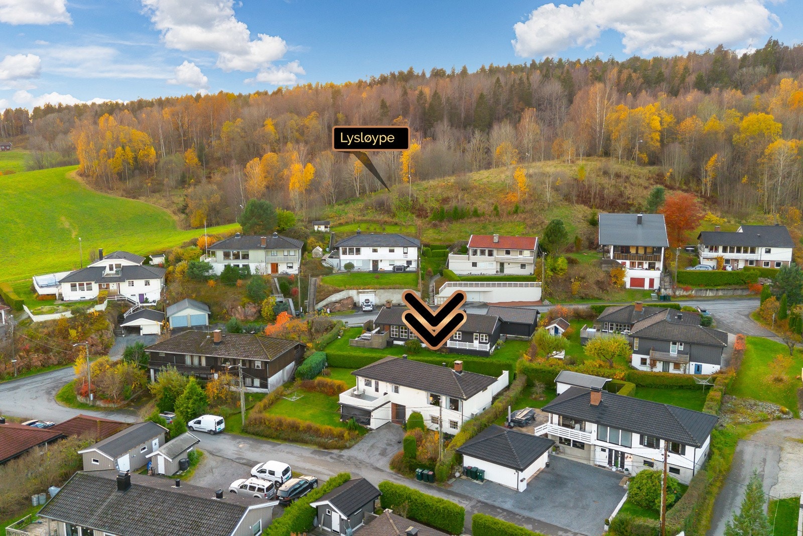 Kort vei til lysløype med fantastiske turmuligheter om sommeren. Vinterstid kjøres det opp flotte skiløyper både i marka og på jordene i nærområdet. Galleribilde