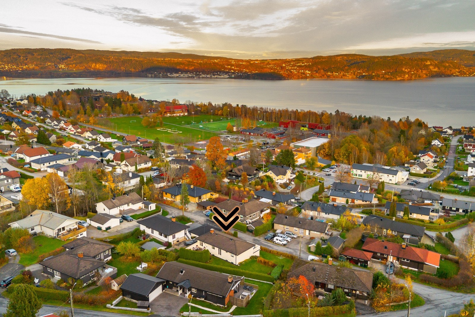 Veletablert og familievennlig område med kort vei til skole, barnehage, buss og flotte turmuligheter. Galleribilde