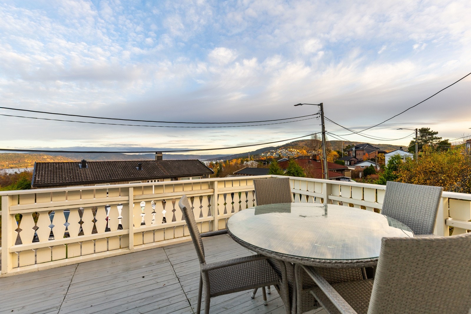 Det har direkte utgang til en sydøstvendt terrasse på ca. 15 kvm, med flott utsikt mot Drammensfjorden og god plass til utemøblement. Galleribilde