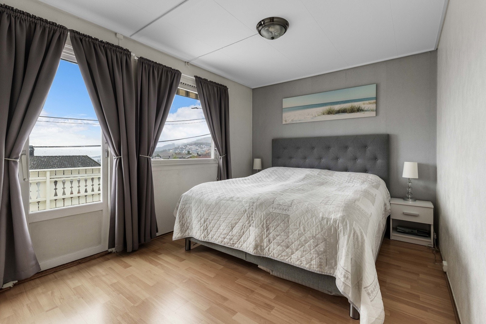 Hovedsoverommet er av god størrelse, med plass til nattbord på hver side av sengen, samt garderobeskap. Galleribilde