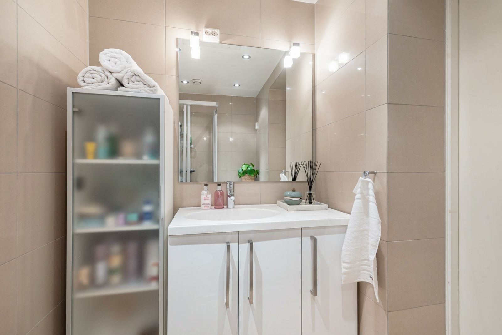 Pent flislagt bad med varmekabler. Galleribilde