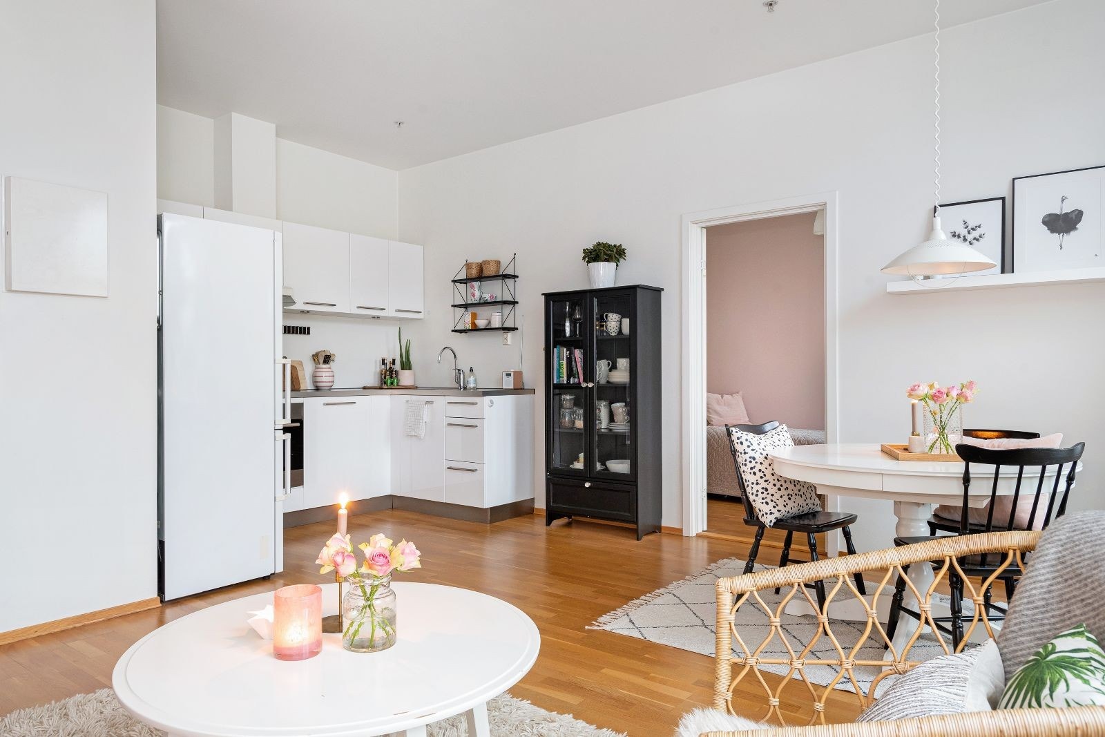 Pent kjøkken i åpen løsning mot stuen. Galleribilde