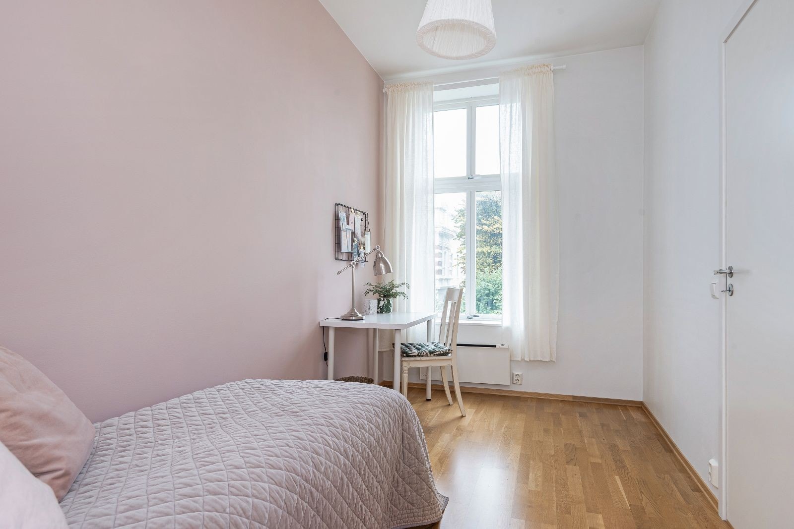 Her er det god plass til seng og øvrig møblement. Galleribilde