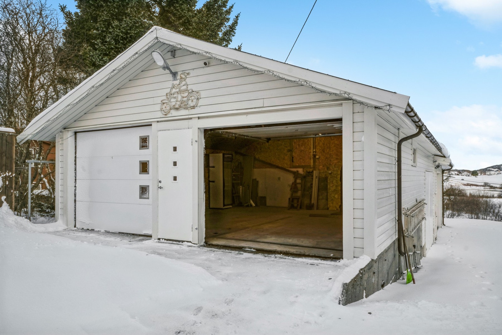 Garasje med plass til kjøretøy og utstyr. Galleribilde