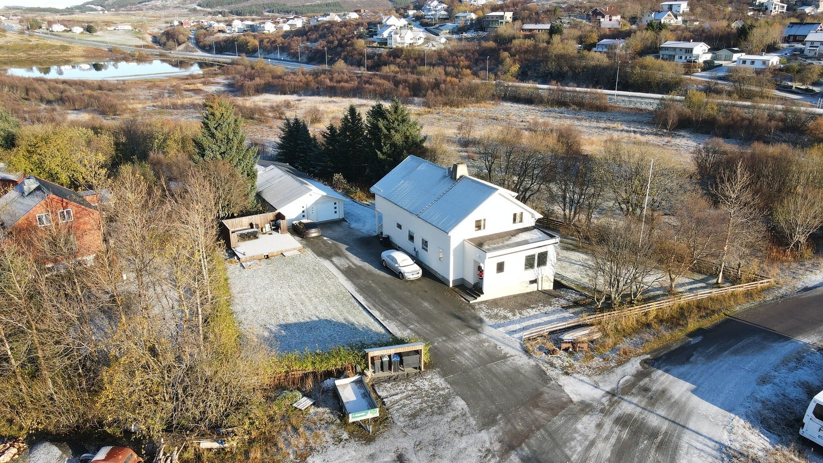 Stor tomt sammenlagt som er veldig sentrumsnær, samtidig som det foreløpig er lite bebyggelse tett på. Galleribilde