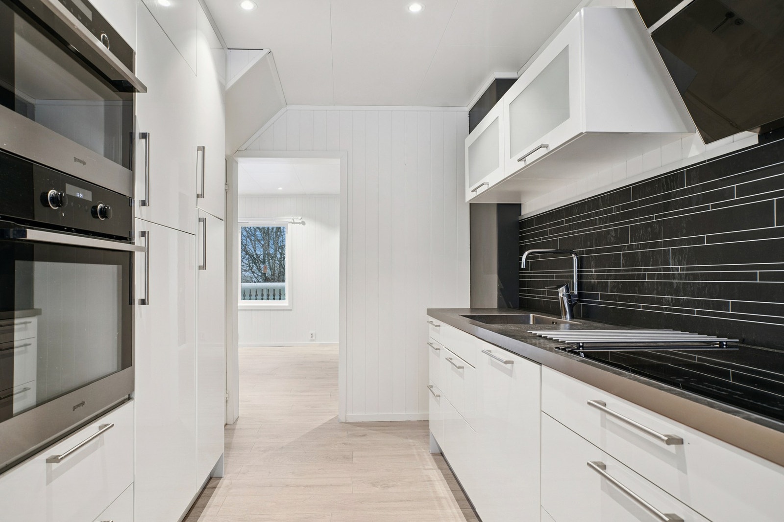 Kjøkkenet har integrerte hvitevarer som kjøl/fryseskap, oppvaskmaskin, induksjonstopp, micro og stekeovn. Galleribilde