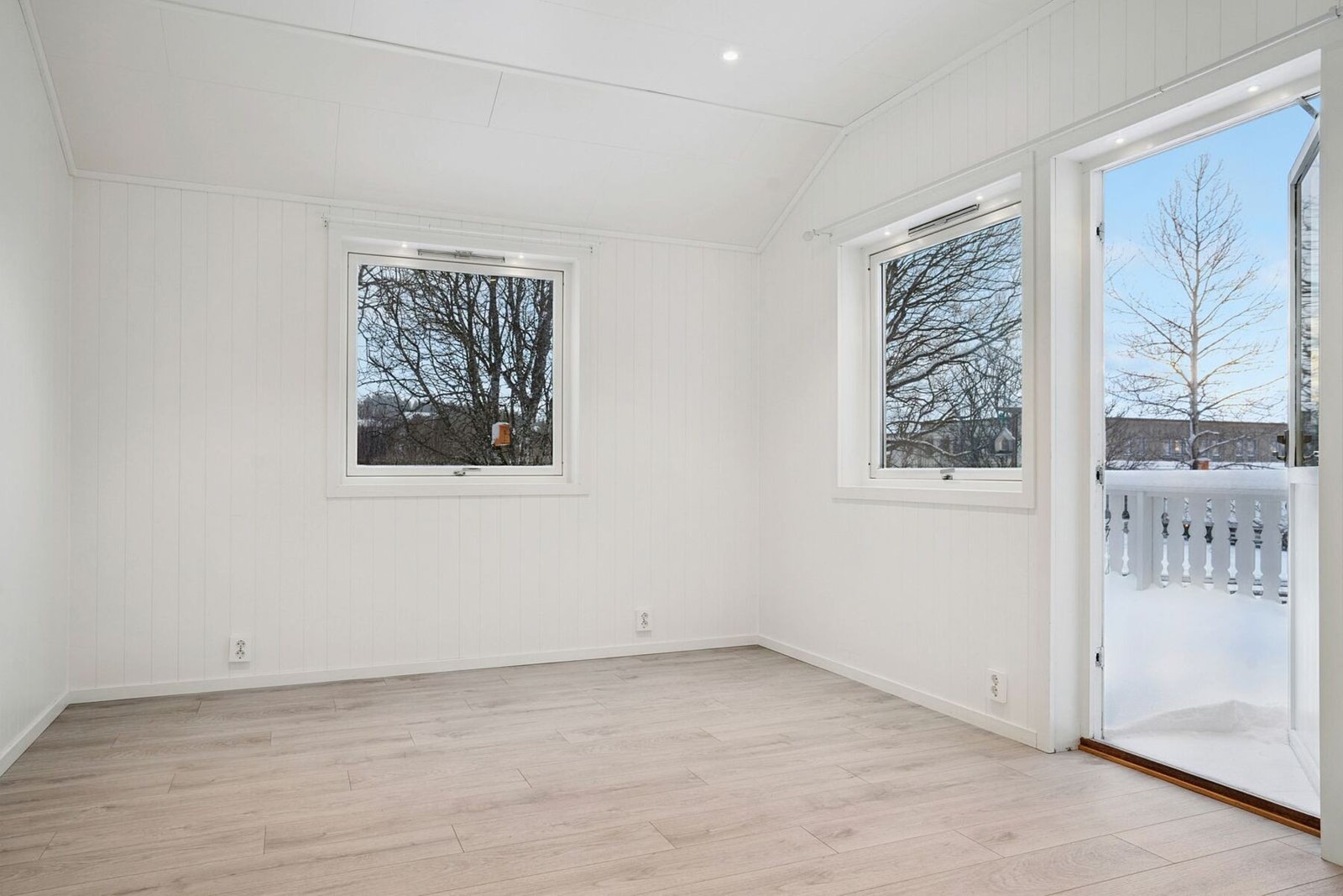 Fra stuen er det utgang til veranda. Galleribilde