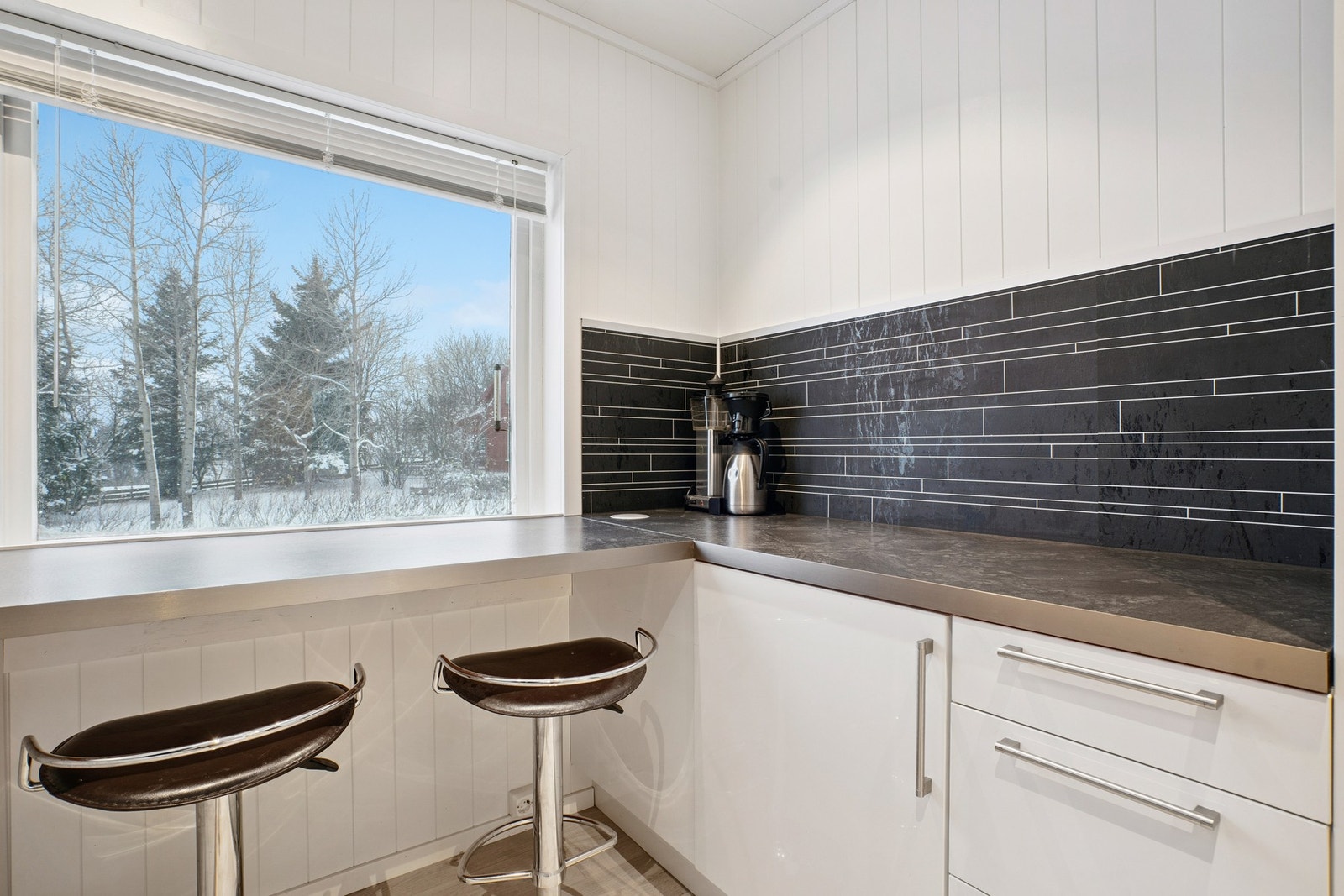 Rikelig med benkeplass og naturlig lys fra vindu. Galleribilde