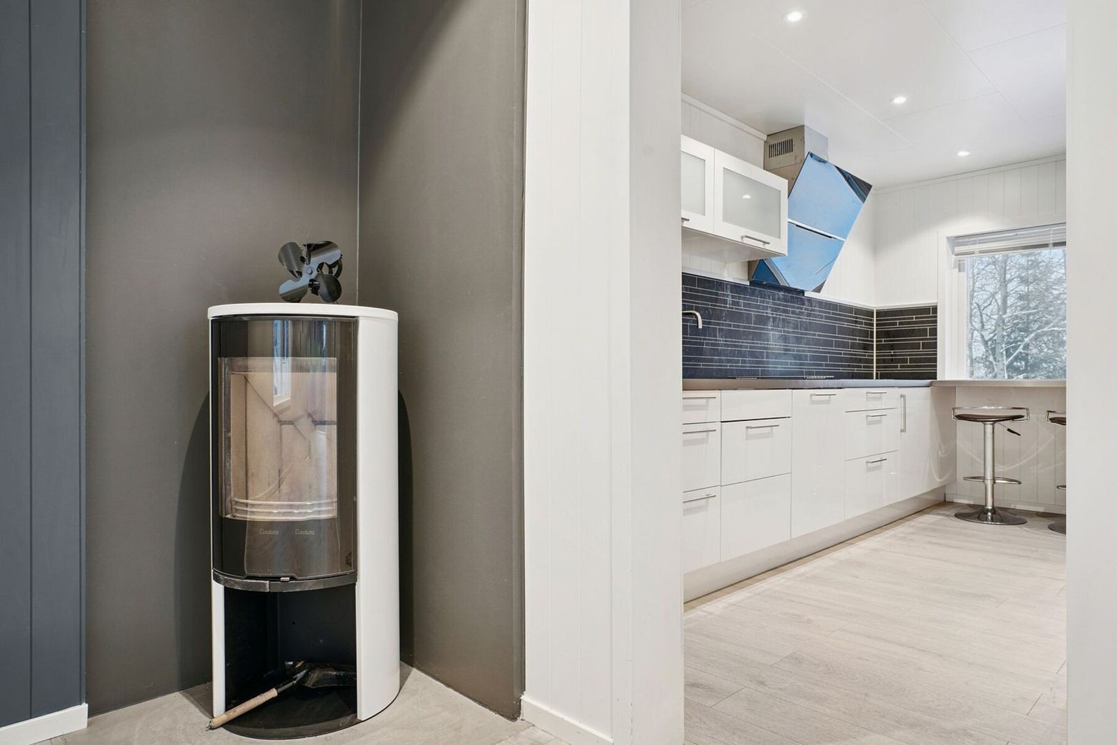 Vedfyring i hjørnet ved kjøkkenet. Galleribilde