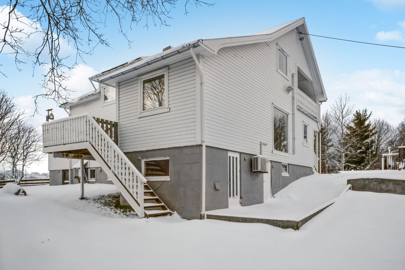 Fra veranda er det trapp ned til hagen. Galleribilde