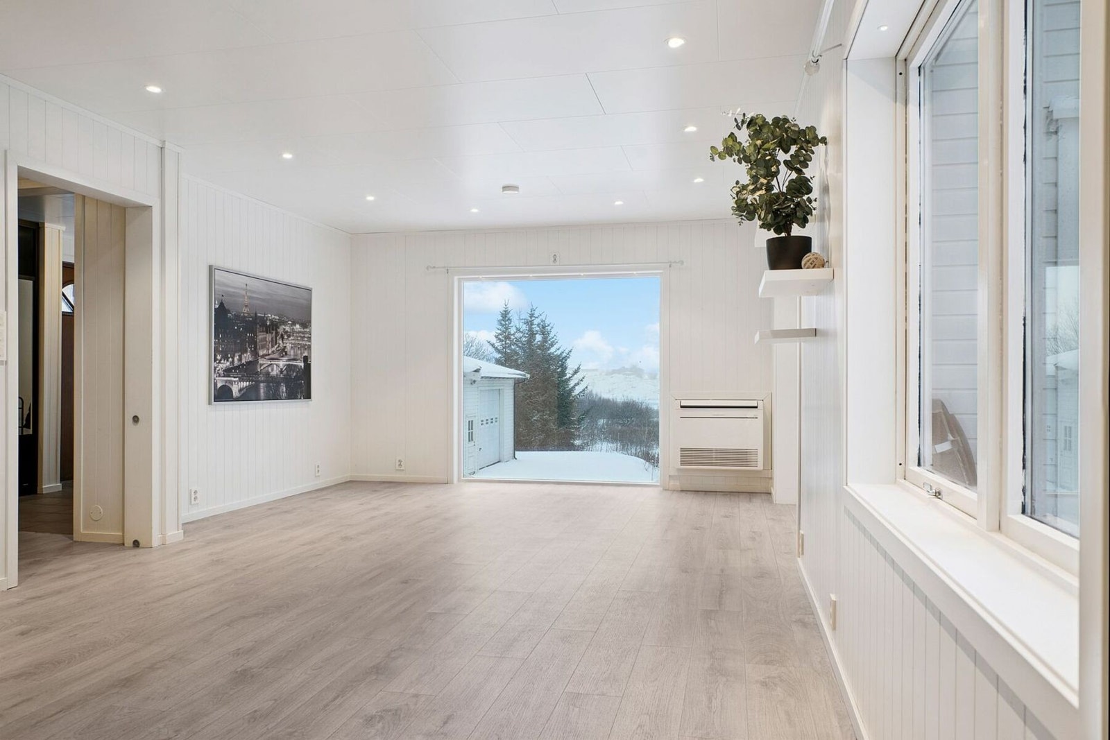 Store vindusflater skaper en lys og luftig atmosfære. Galleribilde