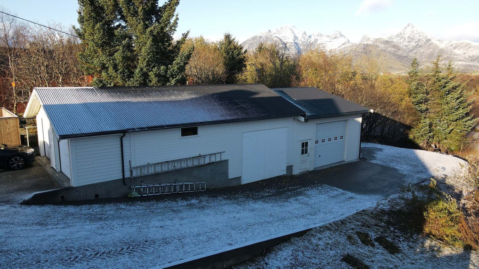 Utrolig flott garasje. Her er et 3 store garasjerom i tillegg til mer arbeidsplass/lagerplass. Galleribilde