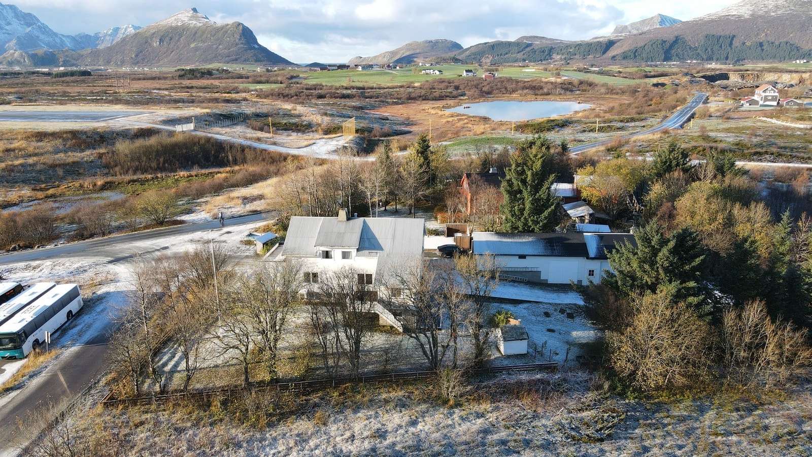 Eiendommen ligger i et etablert byggefelt med kort gangavstand til sentrum av Leknes. Du finner en rekke fritidstilbud i nærområdet som f.eks fotball, håndball, ski, svømming, turn etc. Treningssenteret er også rett borti gata. Flyplassen er like bak, her Galleribilde