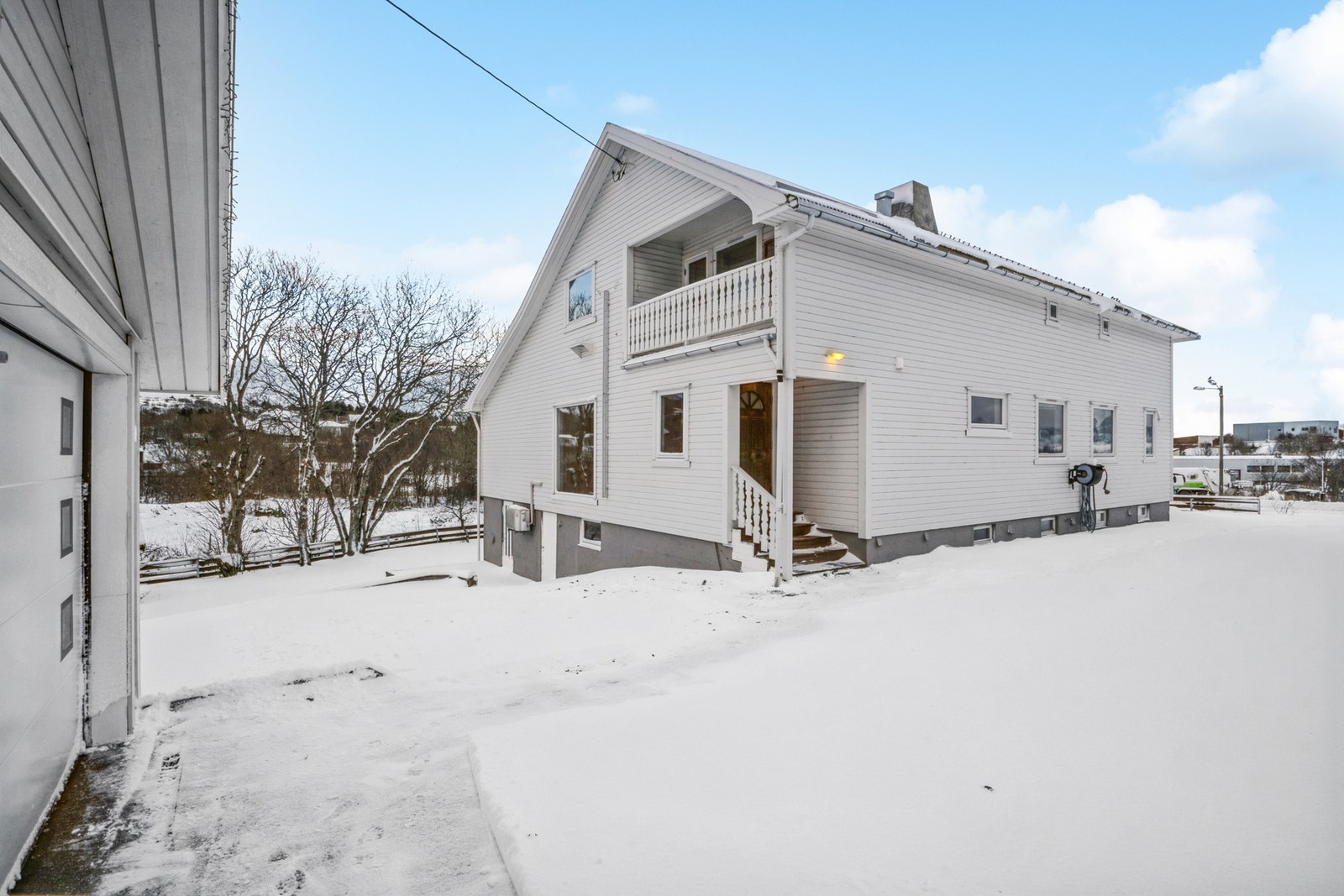 Dette er en romslig del av tomannsbolig, som går over tre plan. Boligen holder normal standard, med lyse og fine overflater. Jevnlig vedlikeholdt. Foto: EFKT. Galleribilde