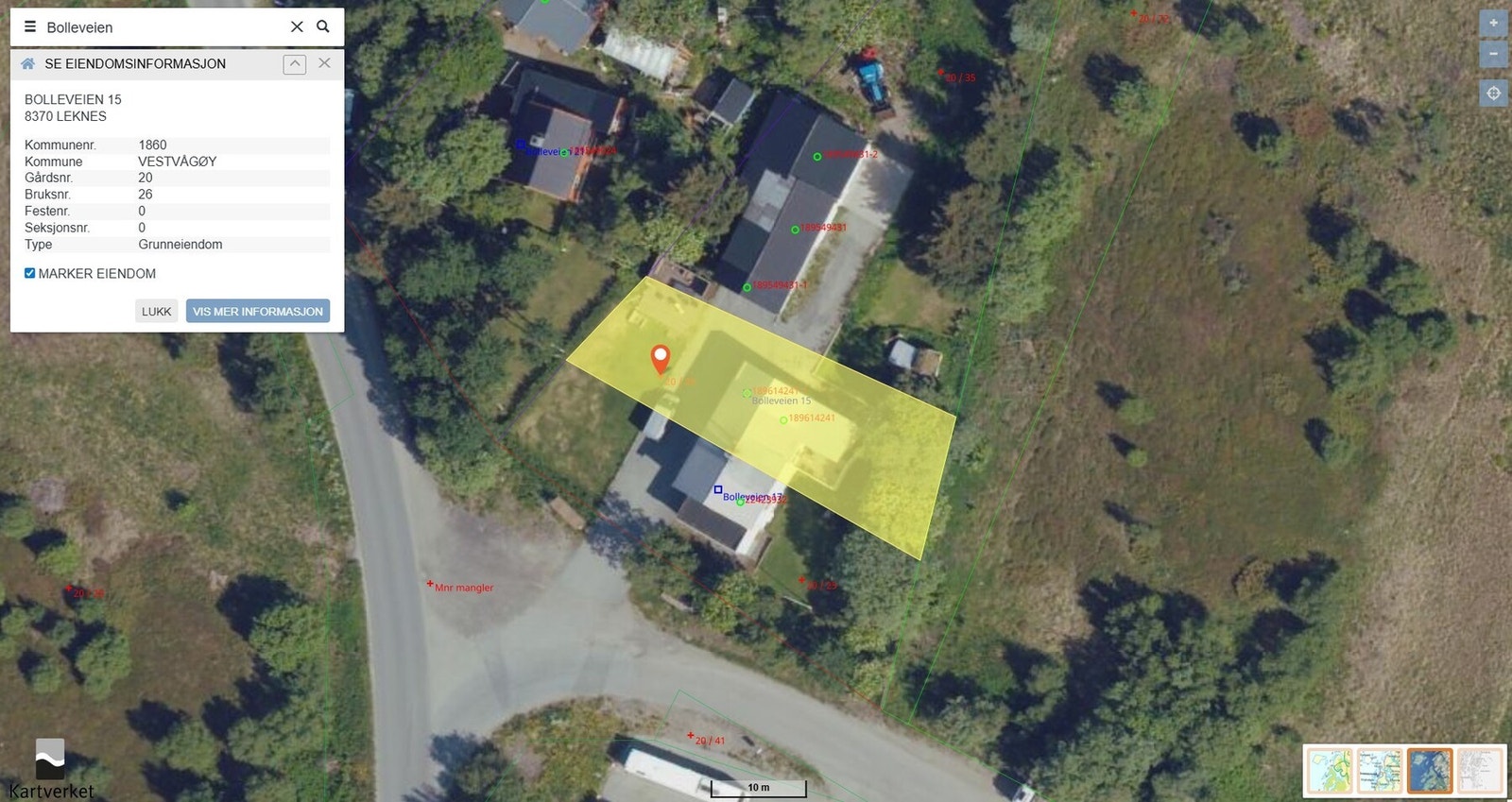 Eiendommen har et stort totalt areal på nærmere 3 dekar og består av tre teiger. Her vises kartet over delen av eiendommen der selve boligen står. Den delen som er merket gult er delen av boligen som selges. Galleribilde