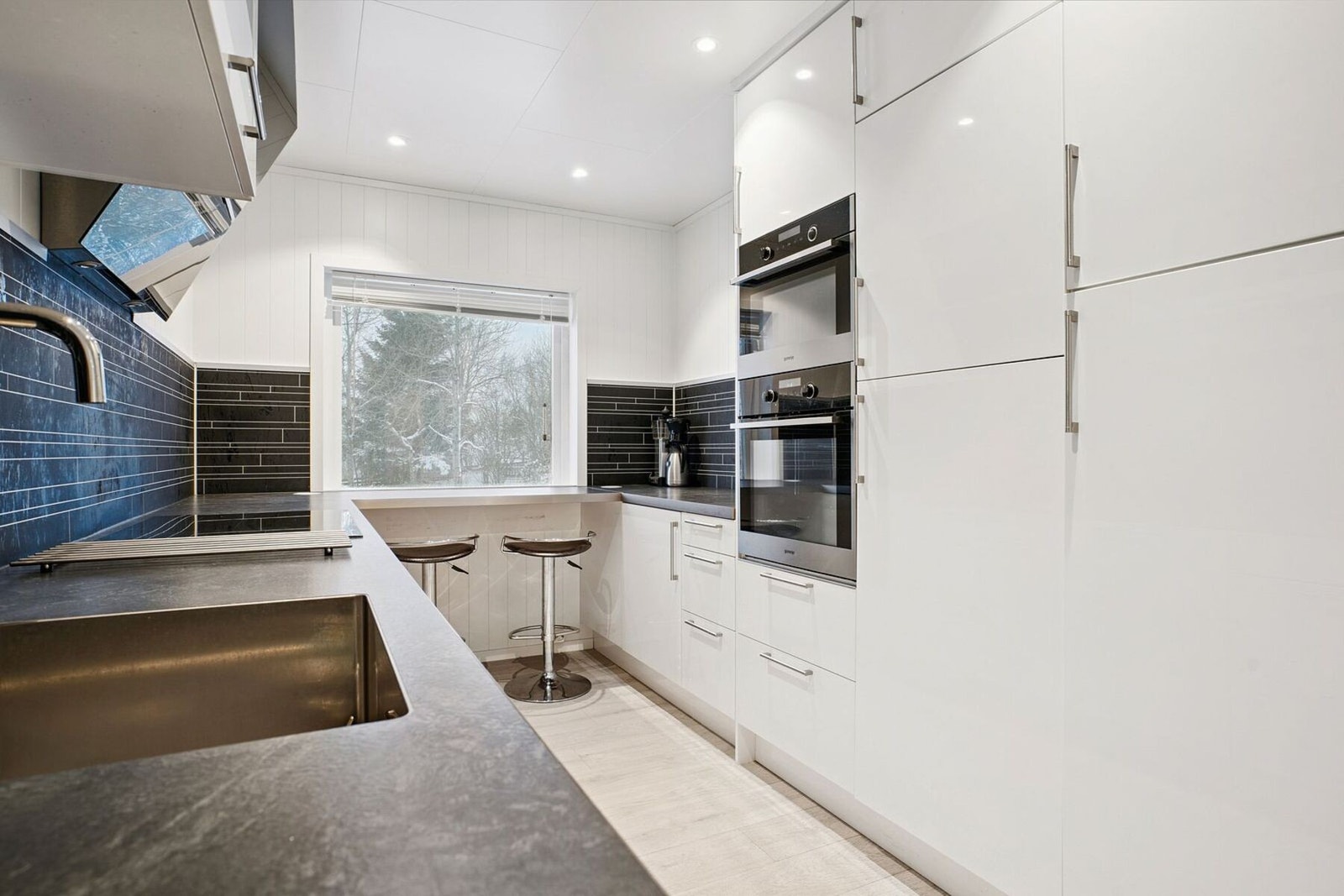 God skap- og benkeplass. Galleribilde