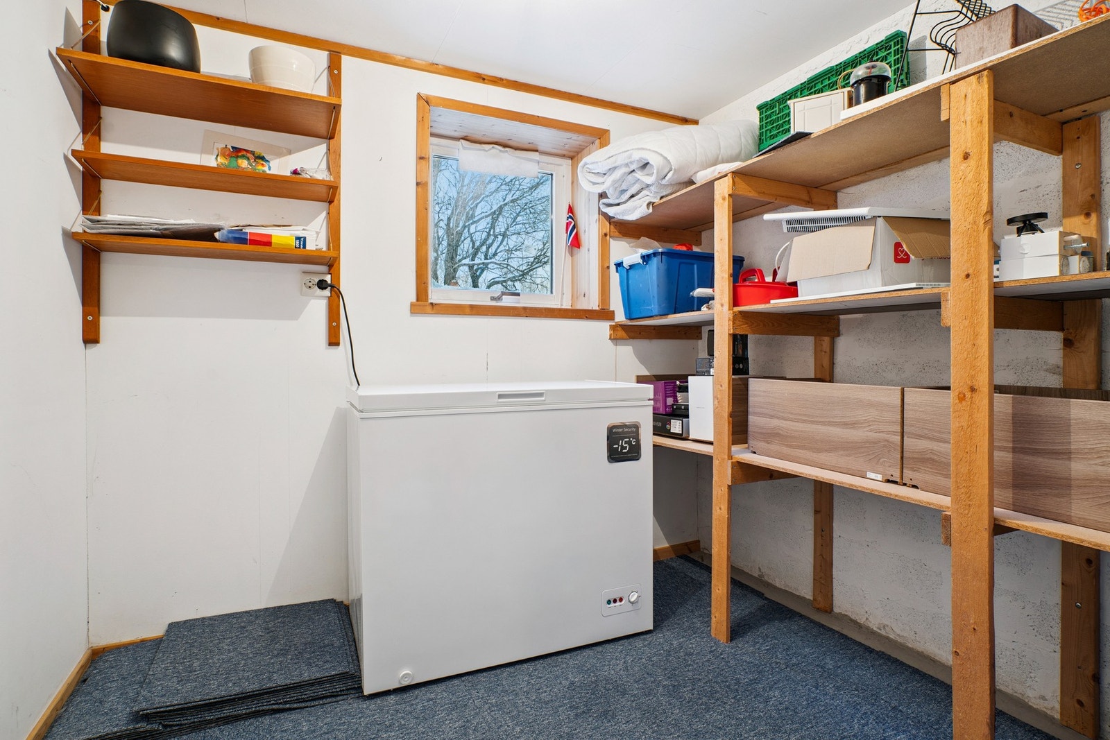 Bod med praktisk hylle. Galleribilde