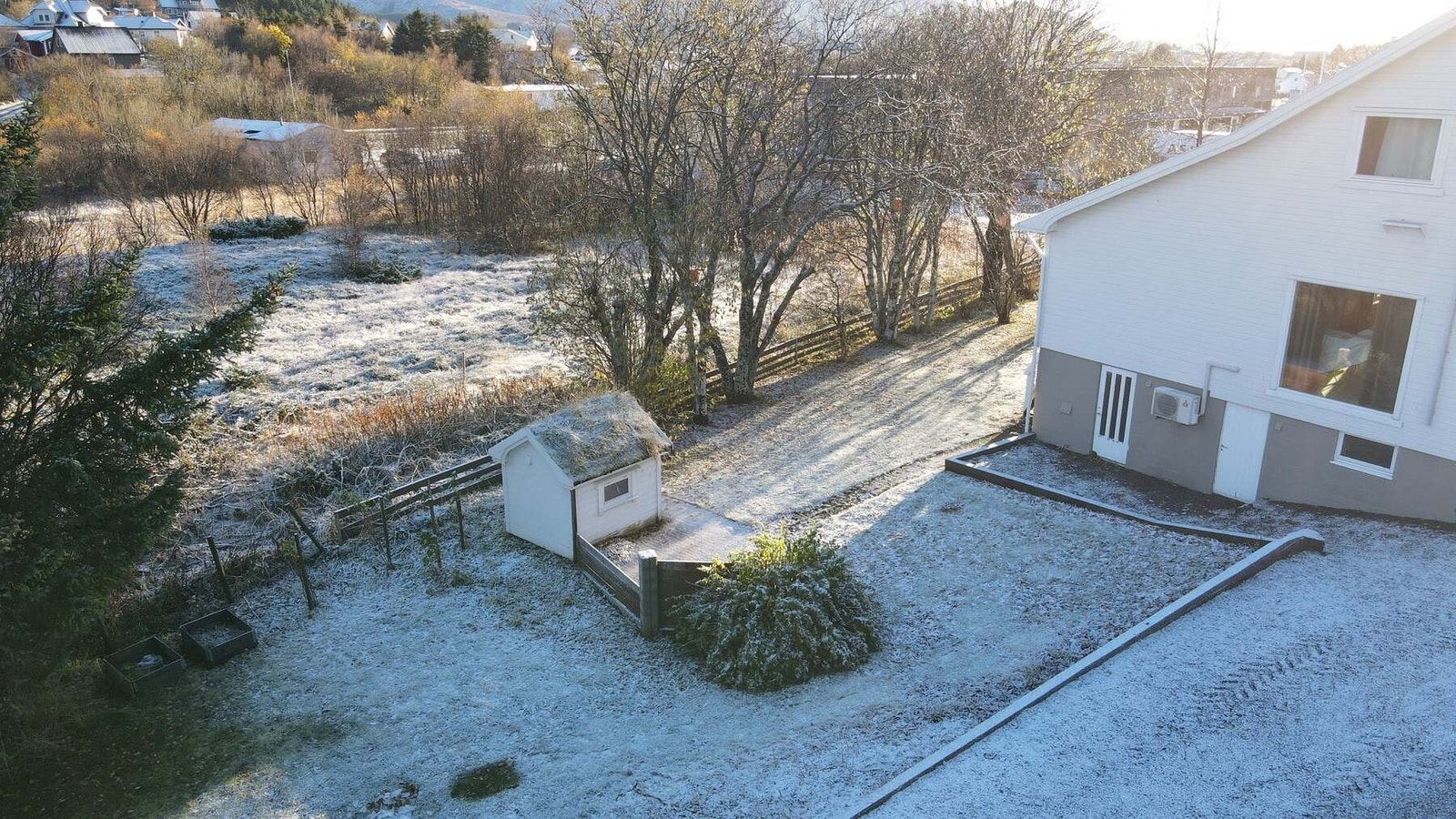 Selgers private bilde. I hagen står det en dukkestue. Perfekt for de minste i familien. Galleribilde