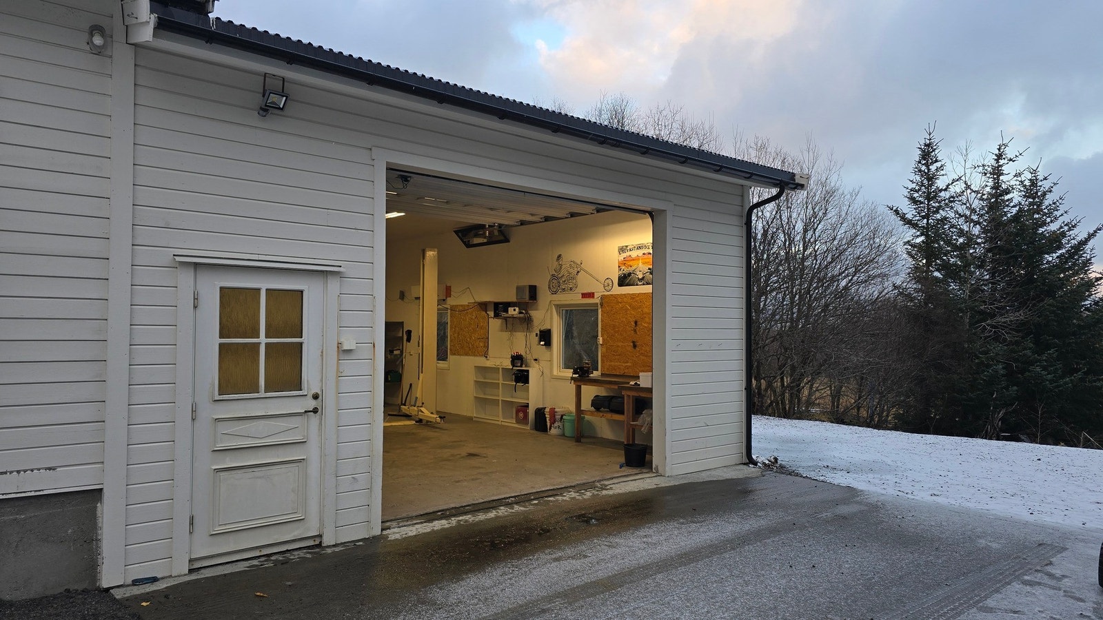 Selgers private bilde. Garasjen er tilbygget og forlenget i to trinn, 2006 og 2011 med to isolerte og kledde garasjerom, med god høyde. Galleribilde