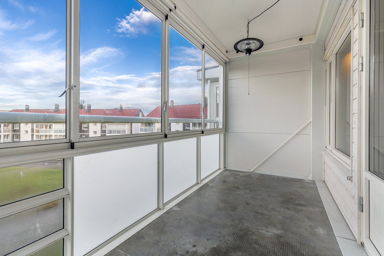 Fra stuen er det utgang til nordvestvendt innglasset balkong Galleribilde