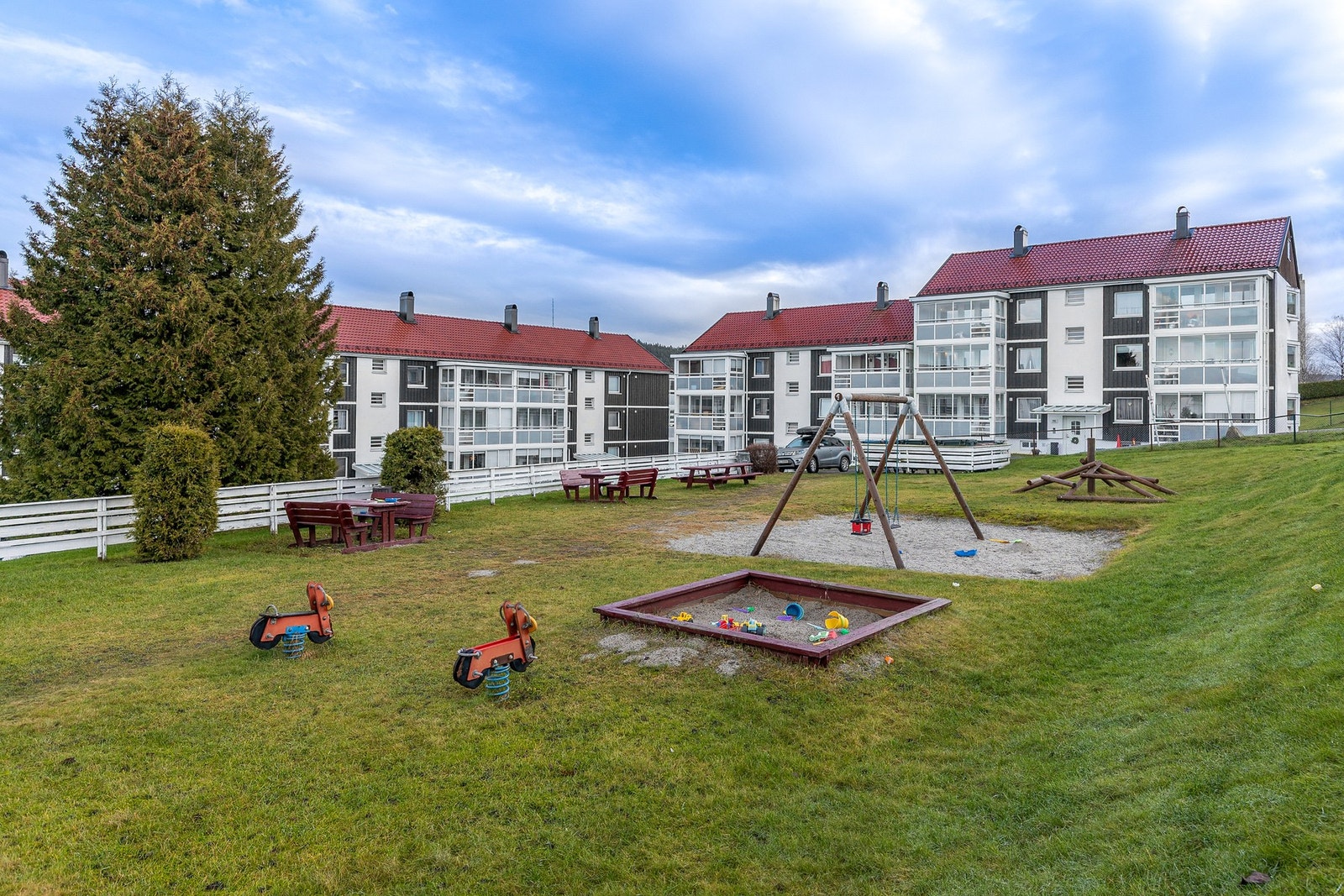 Pent opparbeidet tomt med lekeplass, gress og beplantning Galleribilde