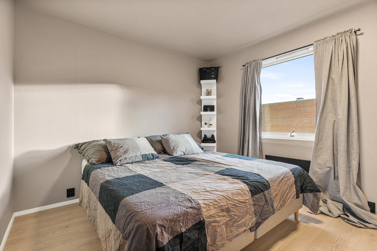 Leiligheten har to gode soverom, begge med plass til dobbeltseng, nattbord og garderobe Galleribilde