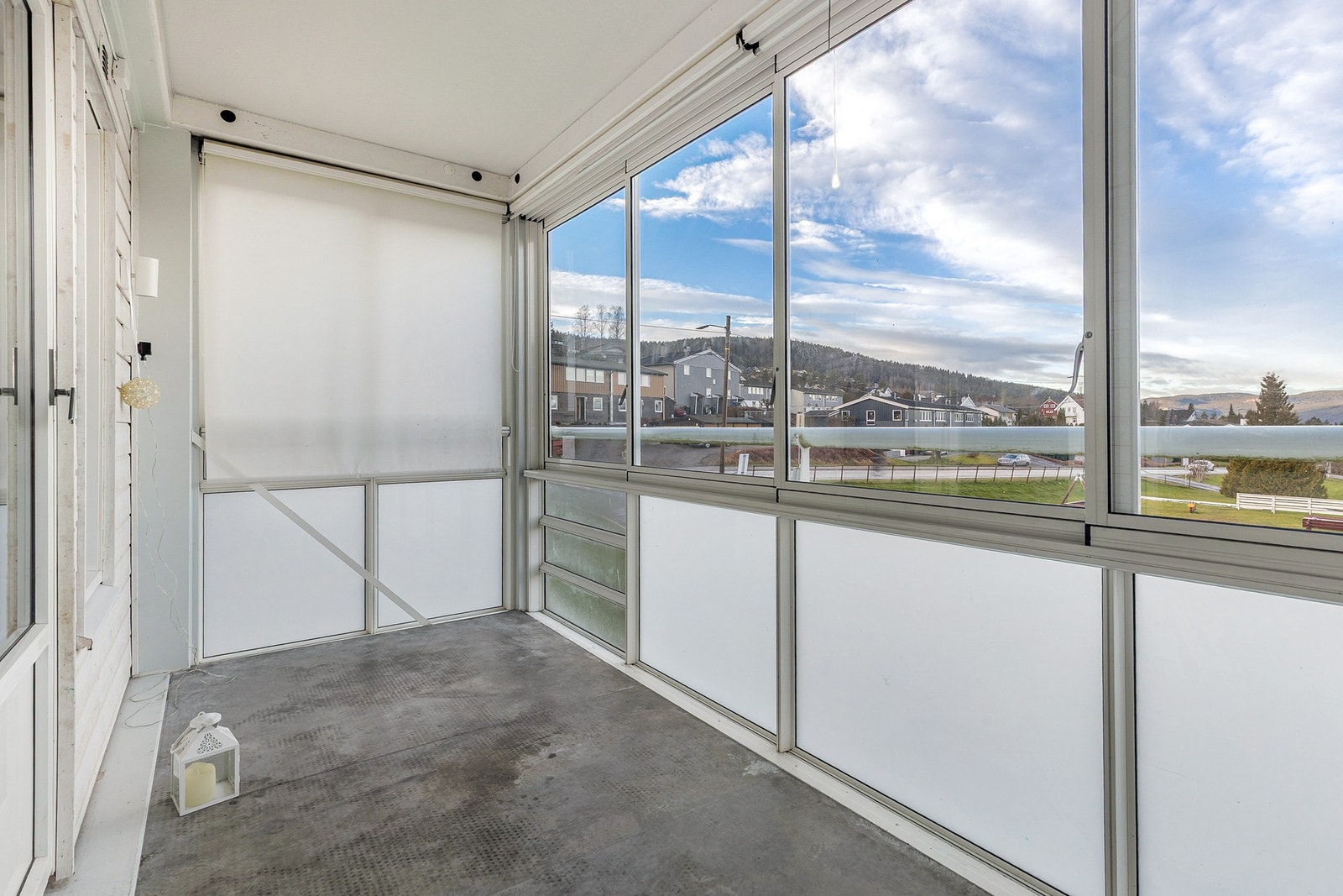 Balkongen er oppført i stålkonstruksjon og betong, og har rekkverk av stål og glass Galleribilde