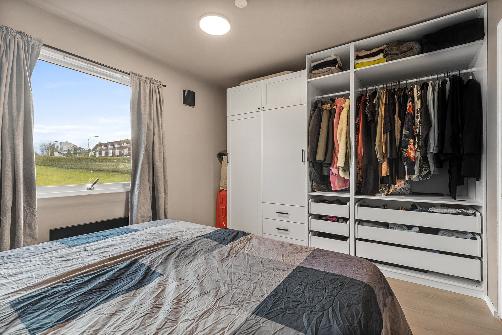 God oppbevaringsplass i garderobe Galleribilde