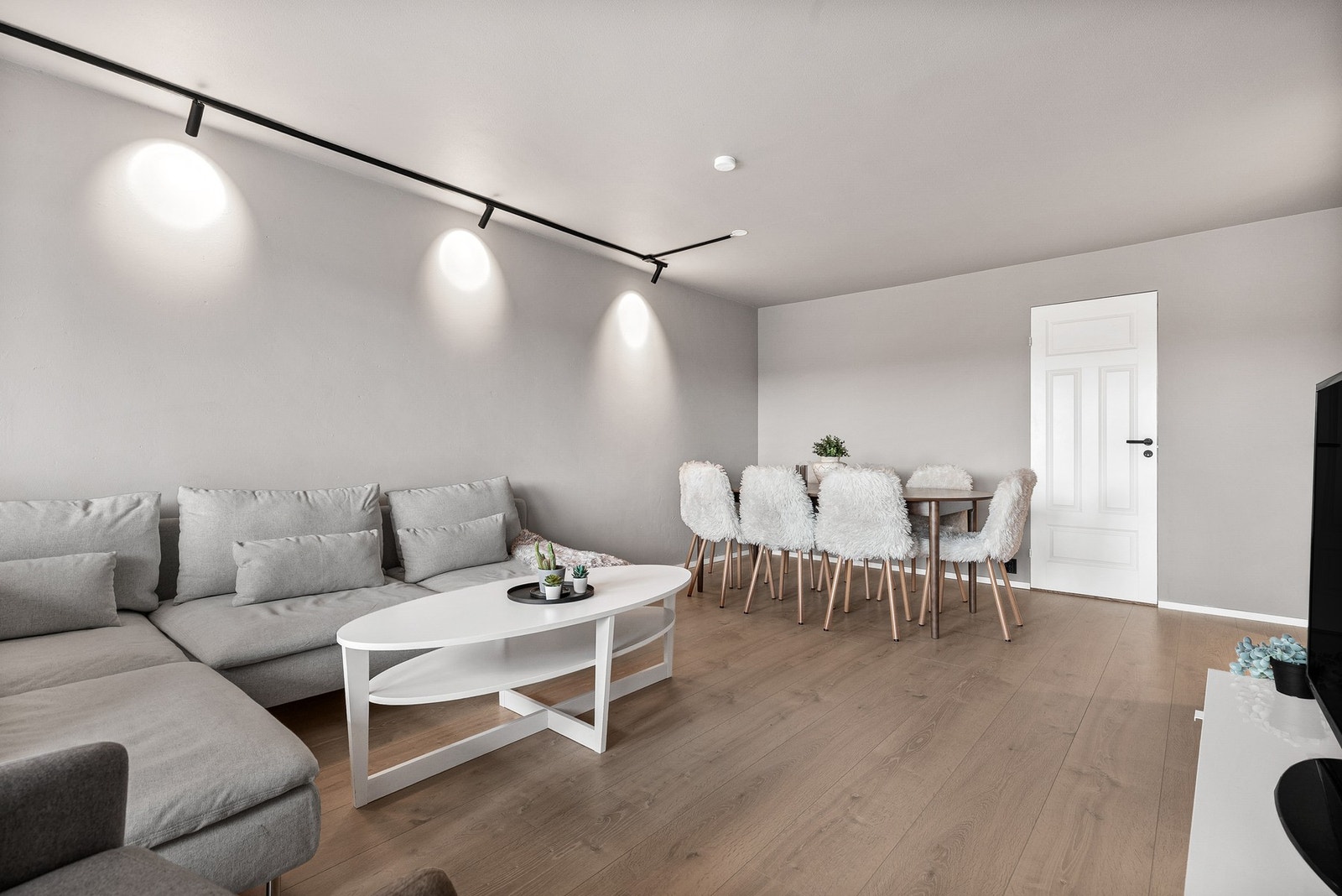 Det er lagt nytt gulv i alle rom og montert nye lister samt innerdører Galleribilde