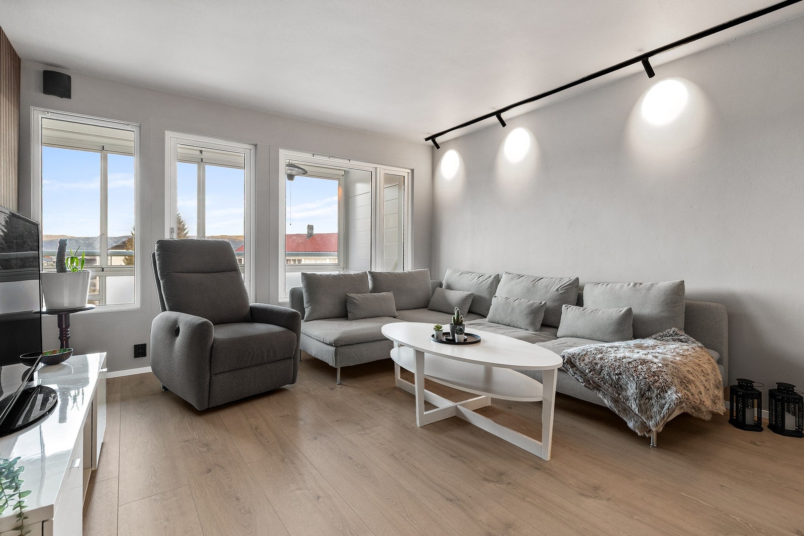 Stuen er av fin størrelse og har god plass til sofa, tv-møblement og spisebord Galleribilde